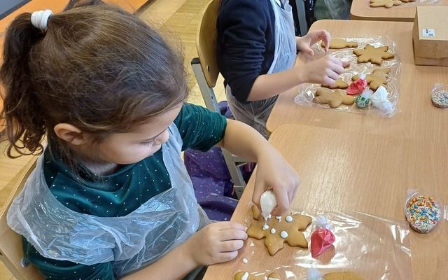 Priešmokyklinęs grupės edukacija - Imbierinių sausainių puošyba